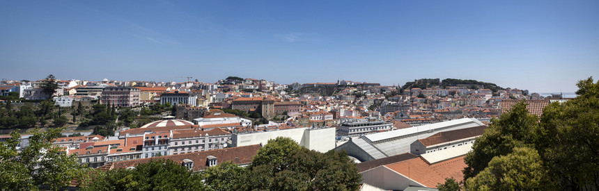 红色的见过镇在葡萄牙里斯本的SaoPedrodeAlcantara望风中看到的全景图片