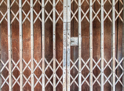 古董入口大门泰国的旧式钢图片