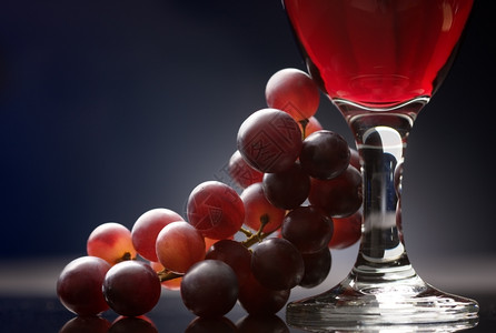 食物葡萄酒杯红加放在桌上的杯子水平图片