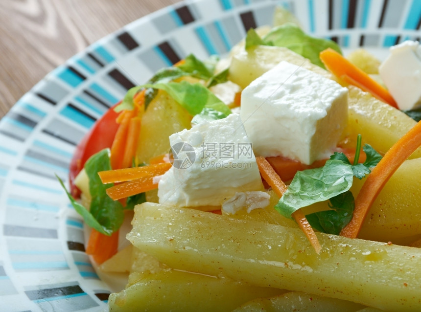 干草食品由淀粉食品和新鲜蔬菜结合组成的盘薯条新鲜凝乳图片