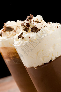 照片美味巧克力布丁和奶油及巧克力薯片美味的吃背景图片