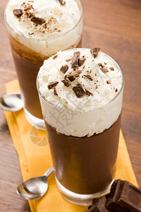 茶匙棕色的食物照片美味巧克力布丁和奶油及巧克力薯片图片