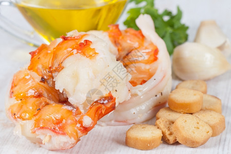 虾皮亚洲人为健康营养煮熟的美味新鲜虾尾鱼的图片