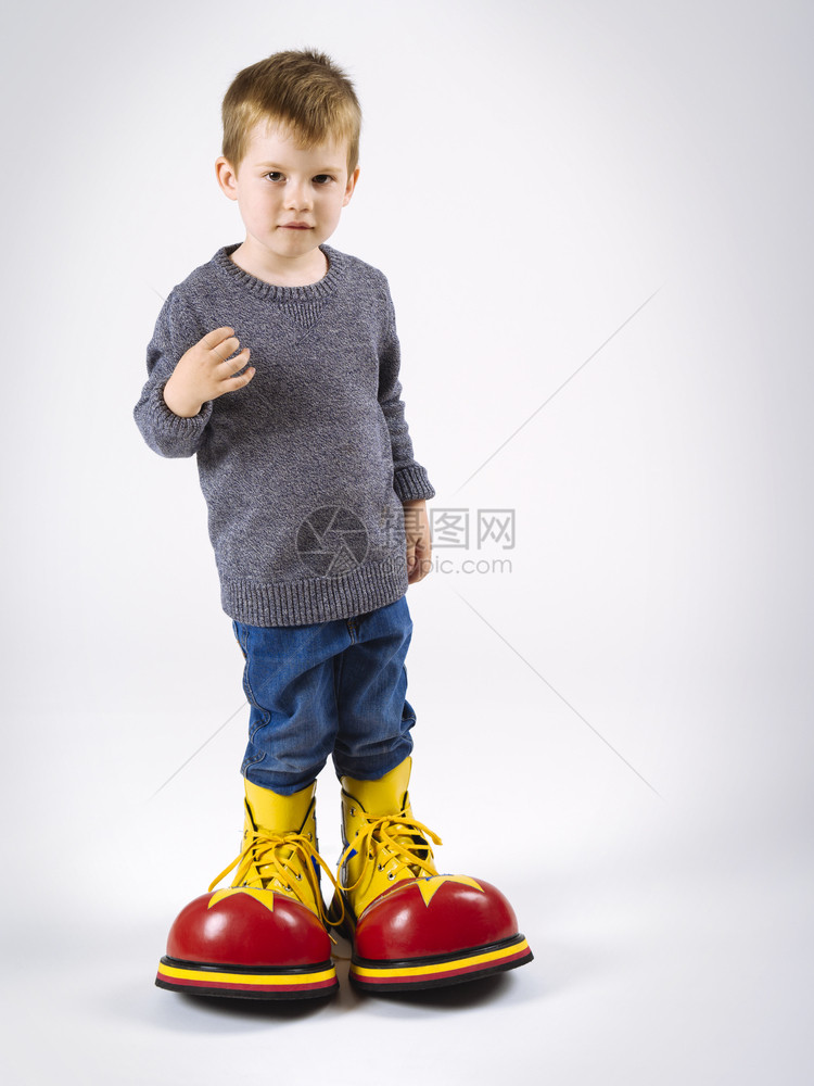 穿着大鞋子的小男孩图片