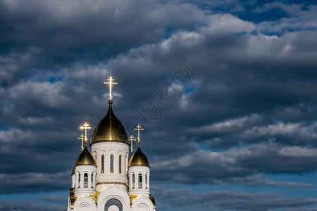 天空俄罗斯伊凡诺沃市白石东正教堂的黄金圆顶与乌云天对立宗教图片