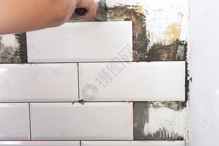 乔迁之喜图片将瓷砖放在厨房墙壁的激光水平上胶材料抹刀背景