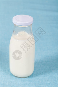 节食一顿饭健康营养玻璃瓶里有新鲜牛奶早餐图片