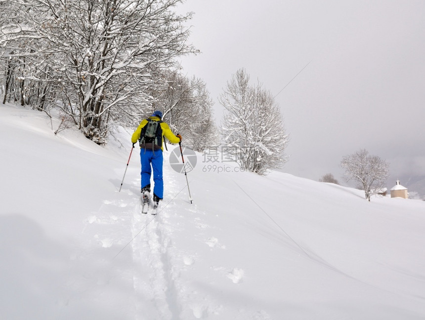 雪地上滑雪的年轻人图片