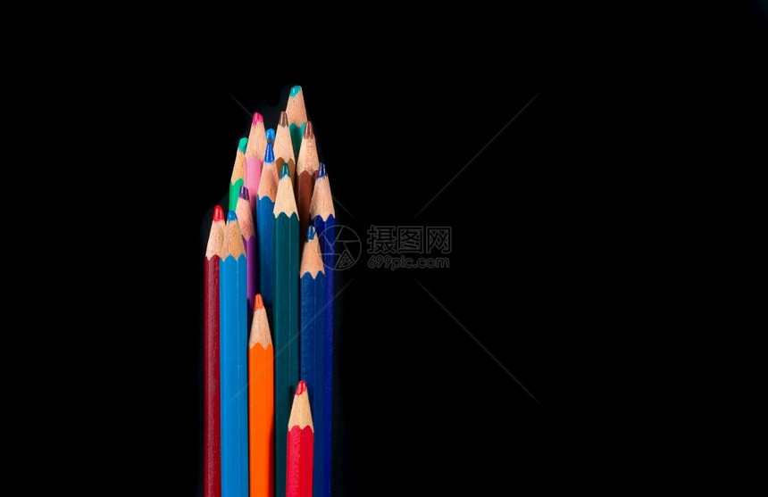 黑背景中的彩色铅笔图片