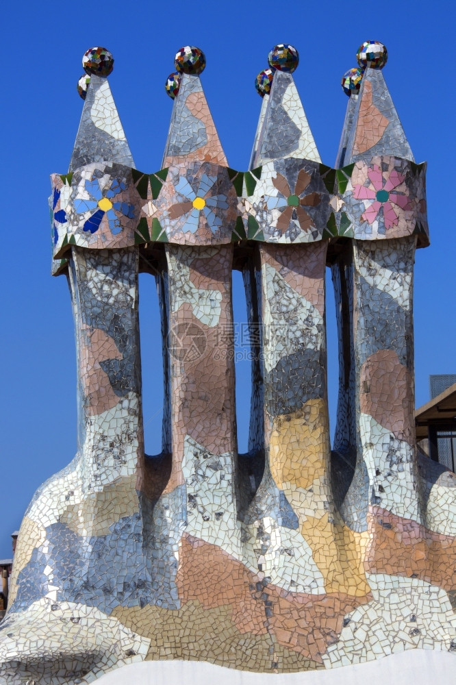 西班牙加泰罗尼亚地区巴塞那Eixample区CasaBatllo屋顶上的Gaudi烟囱旅游地标卡萨图片