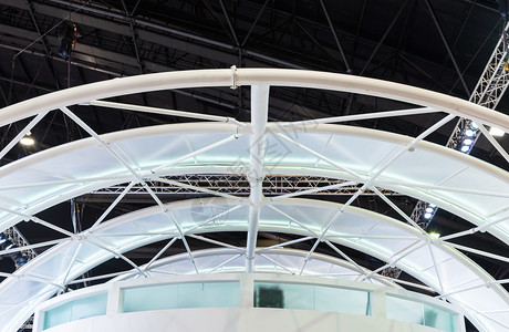金属建筑学现代展厅大舞台的白曲线结构色的背景图片