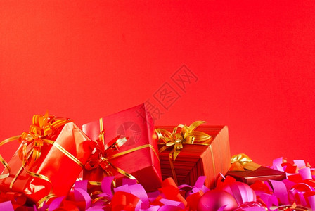 包装裹展示红色背景的圣诞礼物背景图片