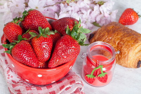 早餐草莓和面包背景图片