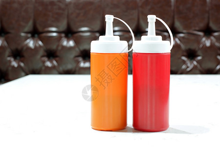 食物白桌上塑料瓶中番茄酱和辣椒白色的美食图片