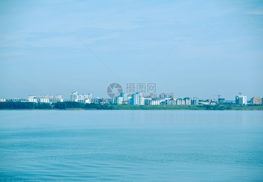 天空场景俄罗斯西伯利亚伊尔库茨克从河边的市风景图片