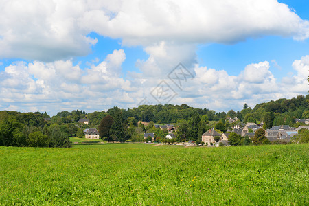 新派自然阿基坦法国典型的村在绿山上有房屋和牧场背景图片