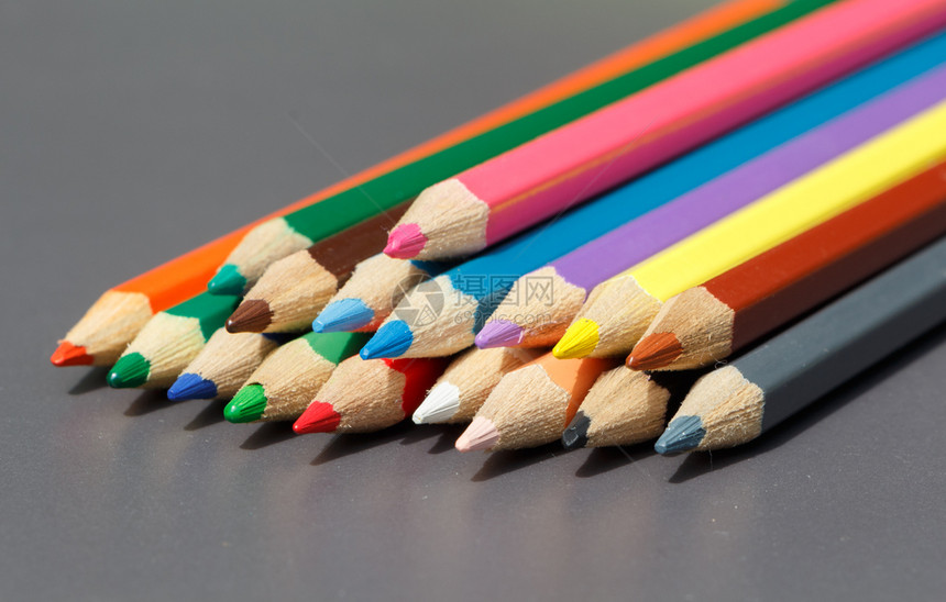 一堆彩色铅笔图片