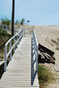 门户14小路通过白色的木板行走进入海滩一种图片