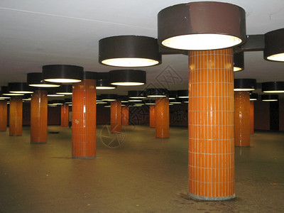 典型的桩空柏林亚历山大广场地下柏林亚历山大广场地下火车的典型大厅图片