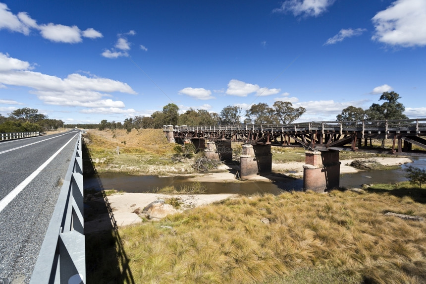 新的铁皮老与旧路桥并肩搭建的新公路桥在泰特菲尔德河登新南威士澳大利亚图片