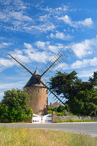 布瓦普拉日景观老风车MoulindeBelAirLeBoisPlage附近StMartinReIleReCharenteMaritime在背景