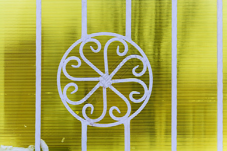 安全黄色条纹背景的美丽卷尾白色金属栅栏老的铁图片