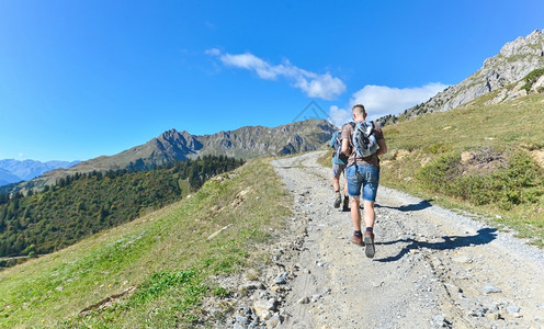 男人背包登山远走图片