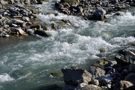 潺潺流动的小溪河流图片