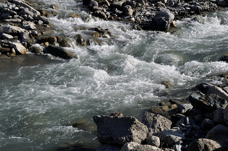 潺潺流动的小溪河流图片