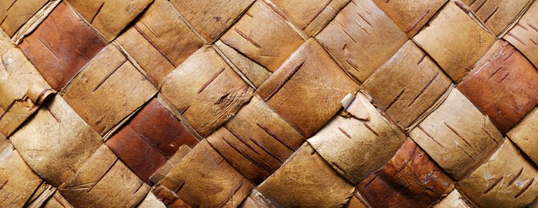 手工制作的桦树皮质地背景和纹理传统手工制造的容器细节用双树皮制作的壁状型样由圆木树皮制成的瓦式型背景