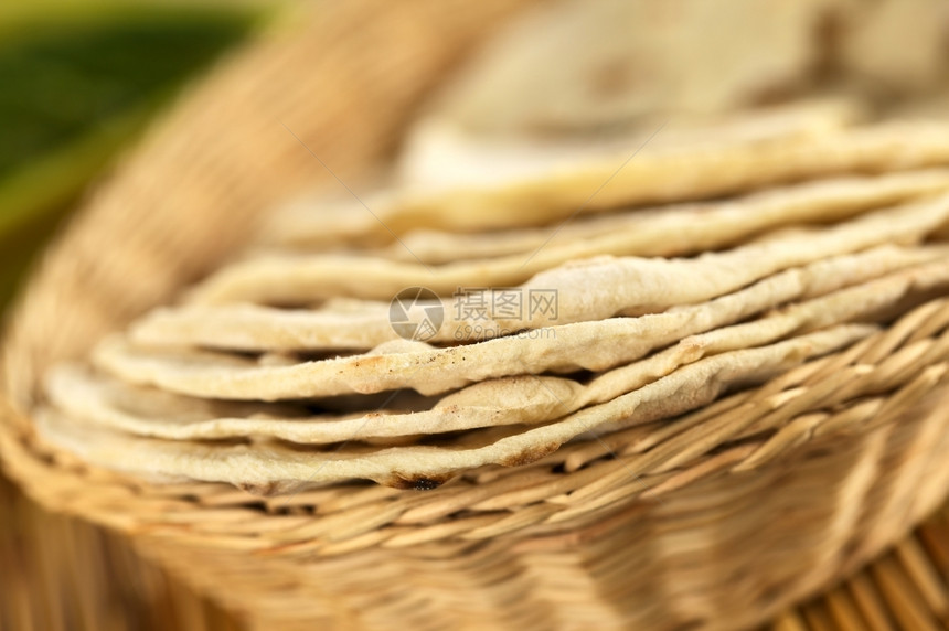 大饼食物印度人专注在前三个教区边的正面缘在篮子选择焦点中叫作Capati的印度扁面包图片