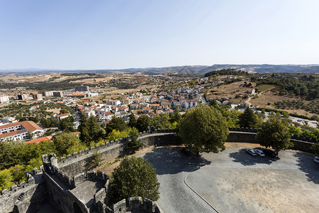 保持见过最佳从葡萄牙布拉甘卡城堡最顶端看到的古老城市布拉甘卡的景象背景图片