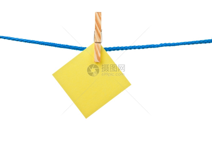 钉住黄色纸条挂在绳索上有白色孤立背景春天绞刑图片