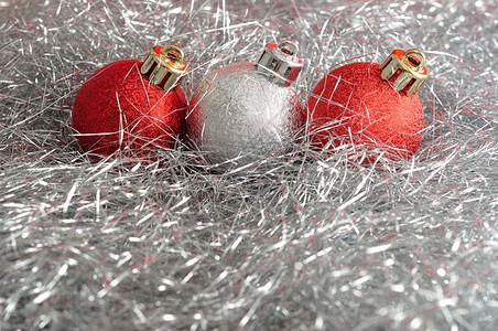 圣诞装饰银色球红色球背景图片