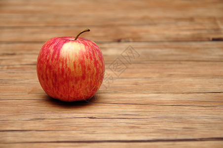 木桌上的苹果高清图片