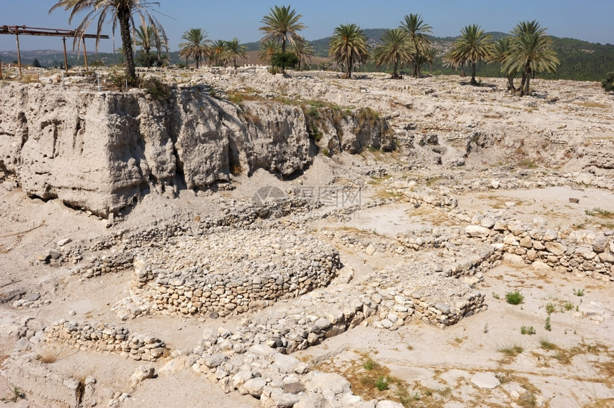 废墟古老的泰尔米吉多圣经中提及的Megiddo山丘早期青铜时代的定居点残留物图片