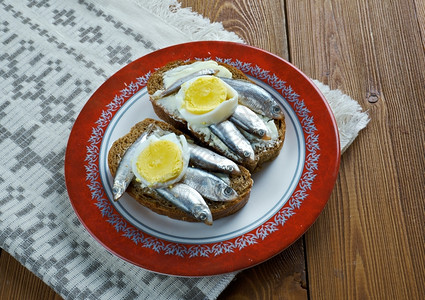 鳀鱼Kiluvoileib爱沙尼亚三明治配黄油和凤尾鱼小吃辛辣的图片