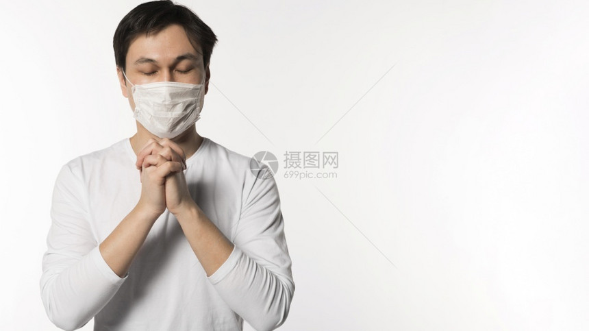 戴着口罩的病人祷告图片