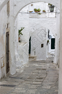 优质的意大利南部典型的白色石头小巷歇斯底里的结石图片