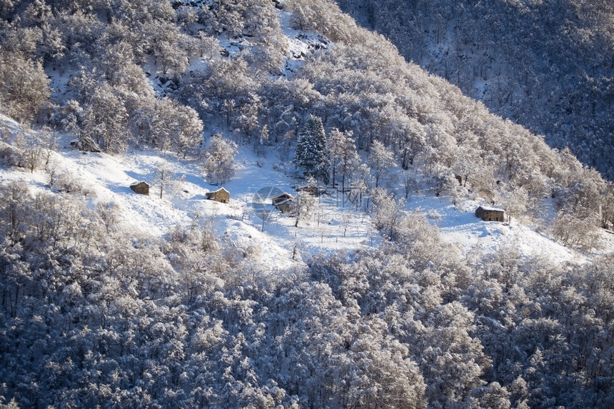 覆盖满雪的山脉图片