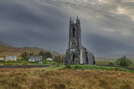 爱尔兰科多内加中毒的格伦山脉被弃置的教堂和喜悦天空建筑学基督遗产图片
