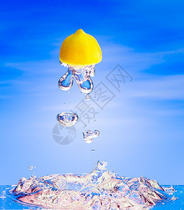 水果oopicapi柠檬从水中涌出喷薄图片
