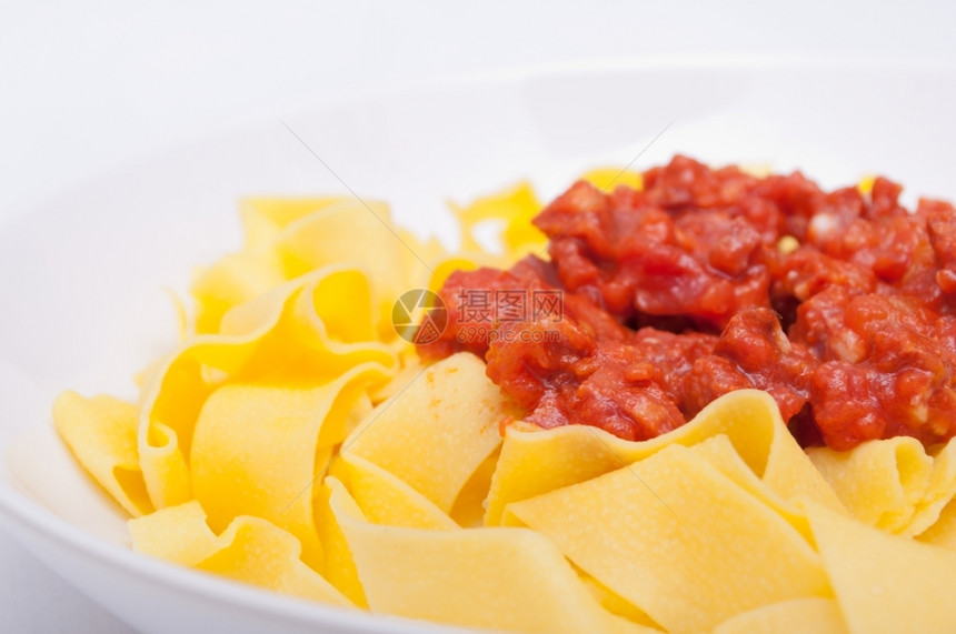 萨尔西恰意大利食品与萨尔西亚和番茄一起的意大利面食一顿饭烹饪图片