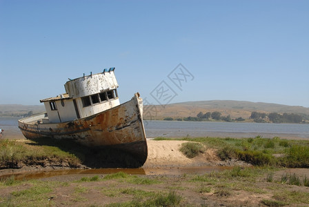海滩被遗弃的恶化加利福尼亚因弗内斯海滨渔船图片