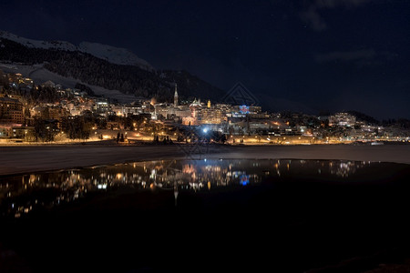 城市在湖中反射的史莫瑞茨夜晚士高清图片