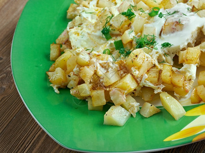 盘子PatatesliYymurta鸡蛋和土豆煎炸及耳其料理用餐农民图片
