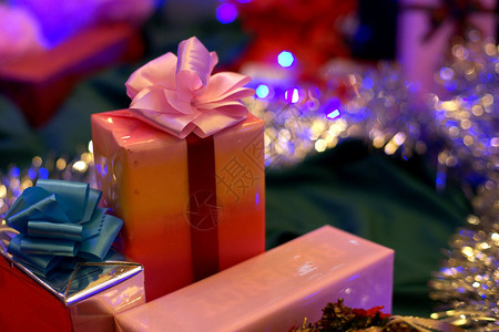 带有丝和圣诞节装饰品的礼盒庆典圣诞老人情节图片