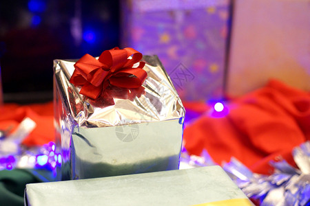 带有丝和圣诞节装饰品的礼盒庆典弓快乐的图片