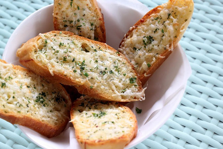 意大利语食物蒜面包含有草药和大蒜的脆面包图片
