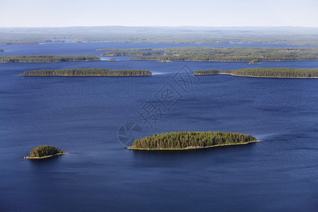 水天一色的湖泊和岛屿图片